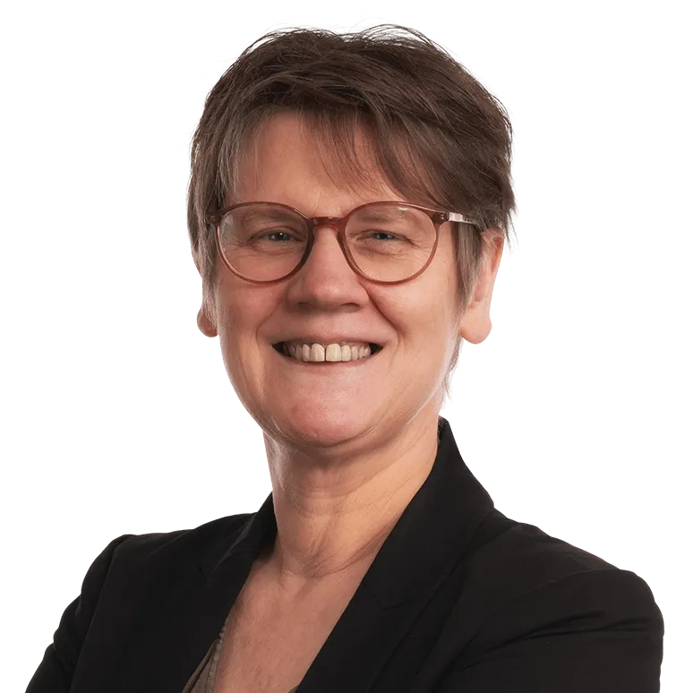 Die BWL-Professorin Antje Mörstedt trägt ein fliederfarbenes Jackett und lächelt, sie lehrt im Masterstudium General Management an der PFH Göttingen.