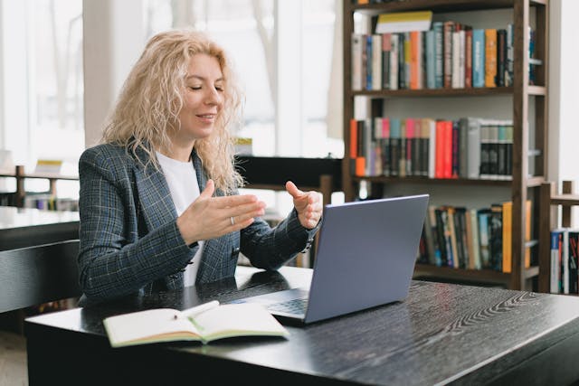 lächelnde-Frau-lehrt-Psychologie-Studenten-online