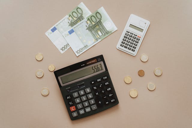 Schwarz-Silber-Taschenrechner-neben-Euro-Scheinen-Münzen