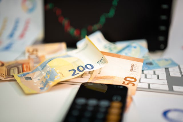 phone-calculator-besides-euro-banknotes