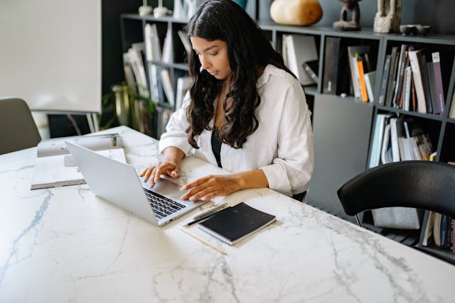 Frau arbeitet an laptop