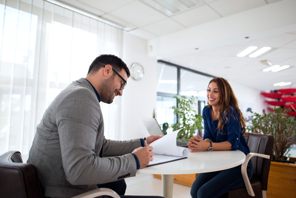 HR Manager für ein Bewerbungsgespräch mit einem Jobinteressenten