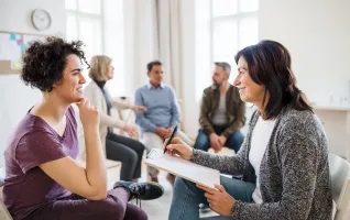 Zwei Frauen unterhalten sich im Bachelor Psychologie Fernstudium