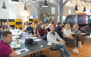 Gründungsinteressierte arbeiten mit erfolgreichen Gründer:innen des ZE an ihren Geschäfts- und Gründungsideen
