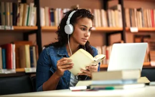 Studentin lernt und will Prüfungsangst überwinden