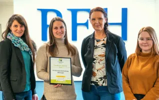 Das Team der PFH freut sich über die erneute Auszeichnung 