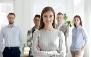 Studenten beim Privat-studieren an Privatuni