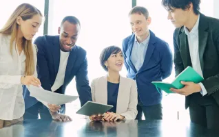 Geschäftsleute diskutieren Gründe für ein MBA-Studium