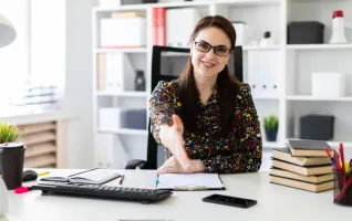 Studienkoordinatorin reicht die Hand bei Fernstudium Anerkennung von Vorleistungen