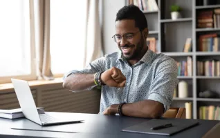 Student schaut auf die Uhr für das richtige Zeitmanagement im Studium