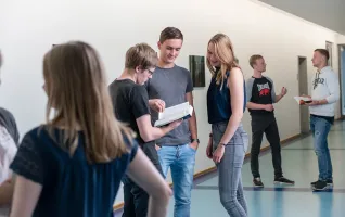 students meeting in the hallway studying hr-psychology