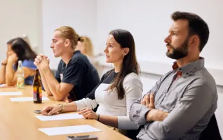 MBA-Studenten im Hörsaal versuchen Arbeit und Studium zu vereinbaren