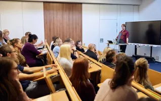 Studenten absolvieren Prüfung im Hörsaal der PFH Göttingen