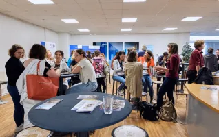 Studenten diskutieren die Unterschiede Hochschule Universität