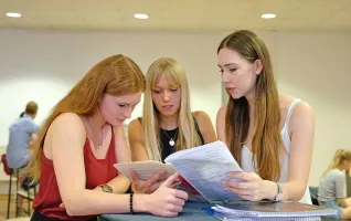 Students-researching-entrepreneurial-skills