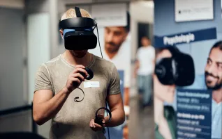 Studieninteressierter trägt VR-Brille