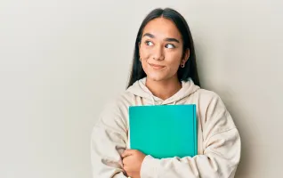Studieninteressierte mit Notizbuch in der Hand.