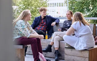 Studierende sitzen am Campus Göttingen.