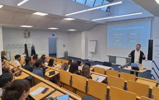 Studierende lauschen einem D3-Vortrag.