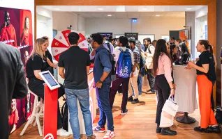 Studierende auf der Praktikumsbörse der PFH.