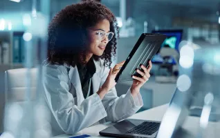 Eine Wissenschaftlerin sucht Teilnehmende für eine KI-Studie der PFH und Hochschule Reutlingen.