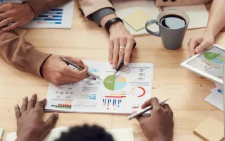 Team, das Finanzdokumente während eines Meetings diskutiert