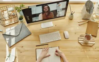 Person, die während des Studiums in ein Notizbuch schreibt