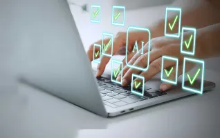 Dreidimensionale Häkchen vor einer Laptop-Tastatur symbolisieren die Nutzung von KI im Studium