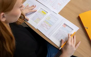 Webdesignerin im Büro bei der Betrachtung eines Drahtgittermodells