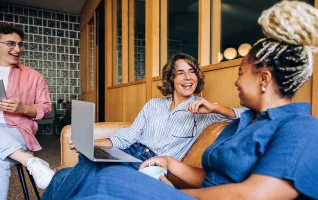 Sozialarbeiter nutzen am Laptop KI in der Sozialen Arbeit als Teil der Sozialarbeit 4.0