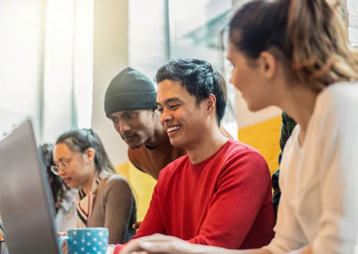 Studenten unterhalten sich über Karriere nach Digital Business und ProduktinnovationFernstudium