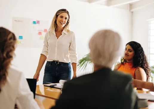 Eine Absolventin Unternehmensführung führt ein Unternehmen als Nachfolgerin im Familienbertrieb.