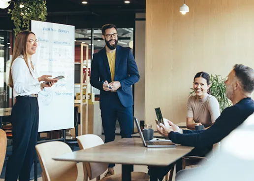 Absolventinnen und Absolventen von Business Administration sind im Meeting.