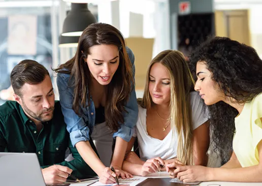 Absolventinnen und Absolventen machen Karriere im Bereich Digital Marketing & Sales.