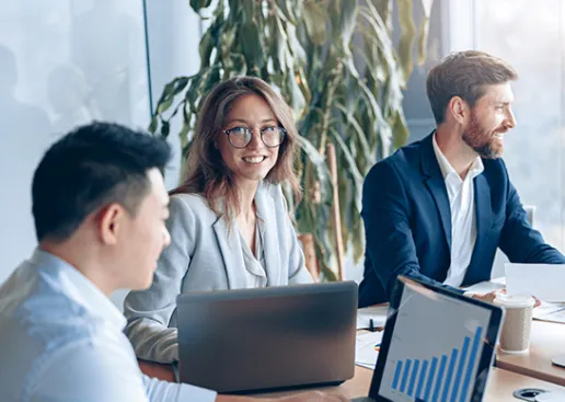 Eine Absolventin des Schwerpunkts Auditing/Taxation und Consulting macht Karriere.