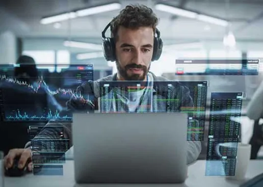 Ein Wirtschaftsinformatik-Student sitzt am Laptop.