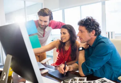 Studenten und Professor diskutieren am Bildschirm