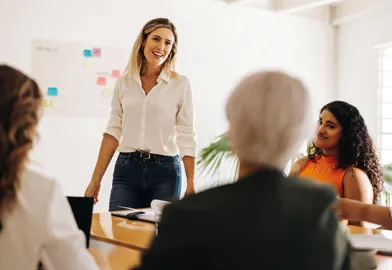 Eine Absolventin Unternehmensführung führt ein Unternehmen als Nachfolgerin im Familienbertrieb.