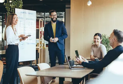 Absolventinnen und Absolventen von Business Administration sind im Meeting.