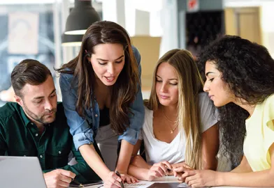 Absolventinnen und Absolventen machen Karriere im Bereich Digital Marketing & Sales.