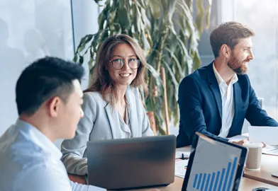 Eine Absolventin des Schwerpunkts Auditing/Taxation und Consulting macht Karriere.