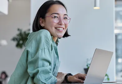 Eine Absolventin macht Karriere im Bereich Wirtschaftspsychologie.