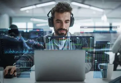 Ein Wirtschaftsinformatik-Student sitzt am Laptop.