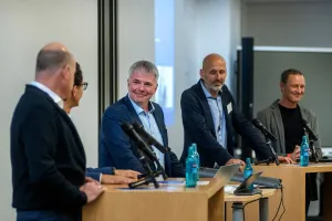 Die Referenten Dr. Axel Schulz (li.),  Ralf Ledda (2. v. l.), der Moderator Prof. Dr. Frank Braatz (2. v. r.) und Oliver Jacobi (re.) in der Panel-Diskussion 1. 