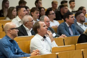 Das Publikum hört gespannt der Panel-Diskussion zu.