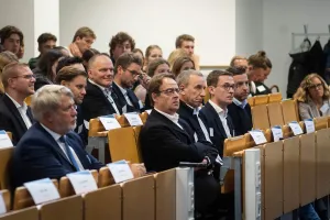 Das Publikum hört gespannt der Panel-Diskussion zu.