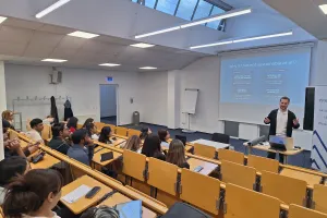 Studierende lauschen einem D3-Vortrag.