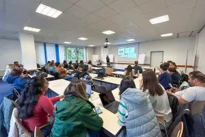 Das Publikum lauscht dem D3-Vortrag "Nachhaltigkeit und digitales Design"