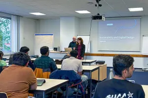 Das Publikum lauscht dem D3-Vortrag "Nachhaltigkeit und digitales Design"