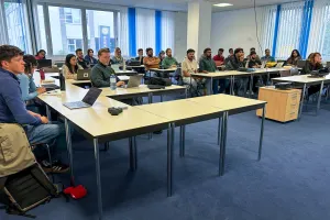 Studierende lauschen einem D3-Vortrag.